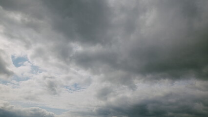 Obraz premium A Dramatic Cloudy Sky Displaying Beautiful Grey and Blue Hues Across the Horizon