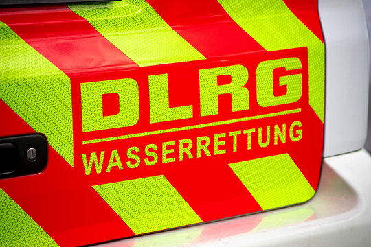DLRG Wasserrettung Schriftzug auf einem Mannschaftstransportfahrzeug (MTF)