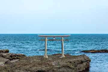 (茨城県ｰ風景)夏の空と神磯の鳥居３