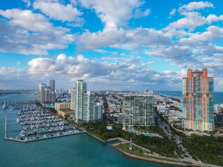 Naklejka premium Aerial view of luxury yachts in Miami marina. Scenic panorama of boats and skyscrapers in Miami marina.
