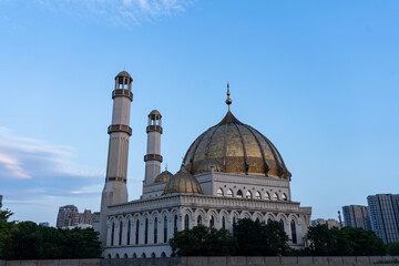 Obraz premium Grand mosque with golden domes and tall minarets.
