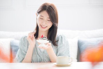 Autumn of appetite Woman eating sweet sweets with a smile Sweets are eaten separately~!