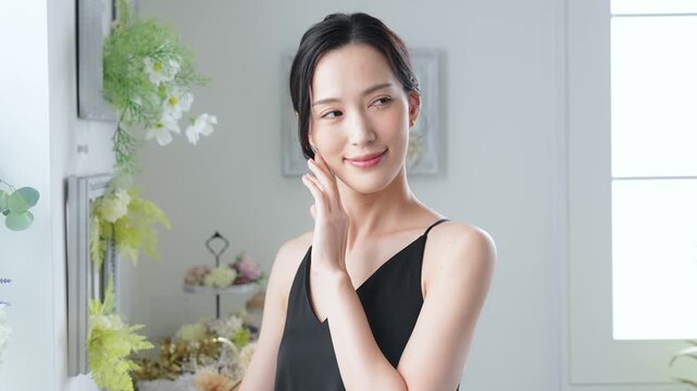 女性の美容ポートレート　スキンケア　コスメ