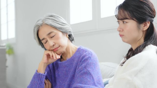 シニア、女性、家族、相談、おばあちゃん、親子、娘、喧嘩、対立、口論、母親、文句、悩む、不満、介護、高齢者、日本人、ケンカ、無視、リビングルーム、ライフスタイル、相続、教育、不和、トラブル、困る、問題、コピースペース、残念、がっかり、家庭、不仲、毒親、過干渉、心配、断絶、亀裂、老後、加齢、イライラ、不信感、怒る、中高年、関係、破綻、憂うつ、ストレス、シリアス、フラストレーション、人物