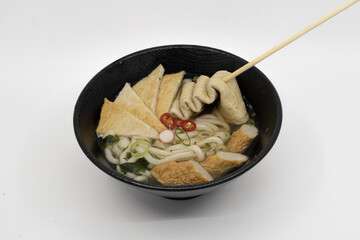 푸짐한 어묵이 들어간 한국식 우동, 휴게소 음식
