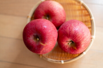 かごに置かれた美味しそうなリンゴ