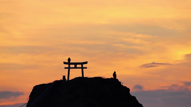海の鳥居と朝焼け（大分県大分市佐賀関）