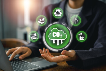 Fototapeta premium Visual representation of CO2 emissions with renewable energy icons, highlighting sustainability and technology.