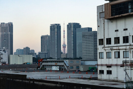 工事中の築地市場と東京タワー