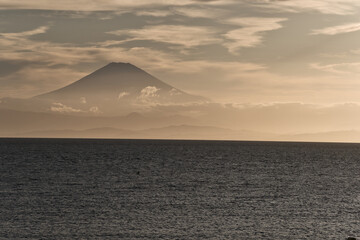 三浦半島長者が崎の夕景と富士山のシルエット