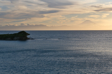 三浦半島長者ケ崎の夕景と富士山のシルエット