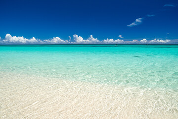 エメラルドグリーンの海　沖縄　来間島