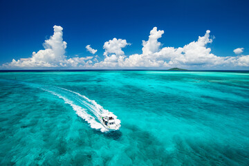 エメラルドグリーンの海と船　沖縄　宮古島