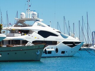 Sunseeker 131 Superyacht im Hafen von Antibes, Frankreich &ndash; Luxus-Megayacht im Mittelmee