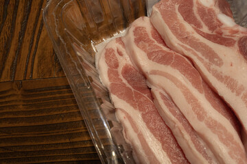정육점에서 판매하는 신선한 한국 삼겹살
