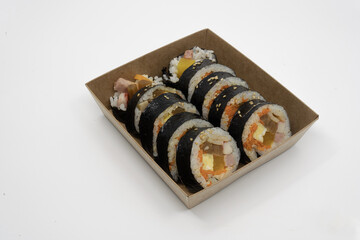 종이 용기에 포장된 배달 음식 김밥 한 줄
