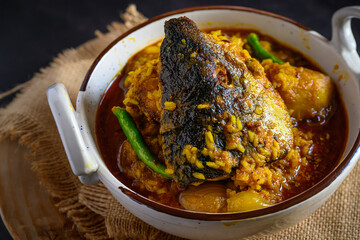 Traditional Bengali-style Muri Ghonto – fish head curry with rice and spices, authentic Bengali recipe, rui macher matha diye ghonto, homestyle non-veg Indian dish, cultural comfort food
