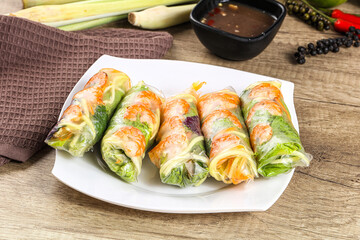 Vietnamese spring roll with prawn and mango