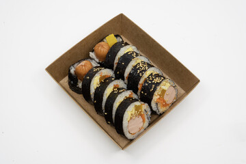 종이 용기에 포장된 맛있는 소풍갈 때 먹는 김밥 배달 음식
