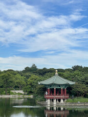 고요한 호수 위에 떠 있는 전통 누각의 평화로운 풍경
