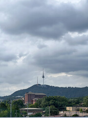 먹구름 아래 서울 도심과 남산의 모습
