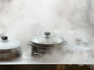 식당 주방에서 만두를 찌는 뜨거운 스팀
