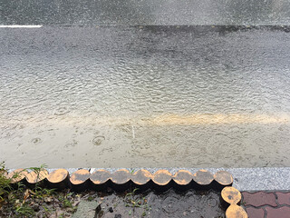 여름 장마철의 거센 폭우에 침수된 도로