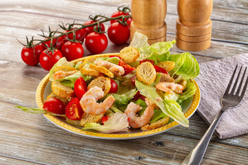 Caesar salad with prawn and romano