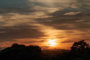 空を赤く染めて沈む夕日