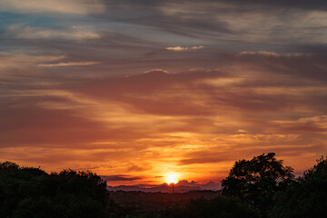 空を赤く染めて沈む夕日