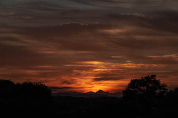 空を赤く染めて沈む夕日