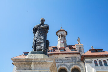 Fototapeta premium National History and Archaeology Museum with Ovid Statue
