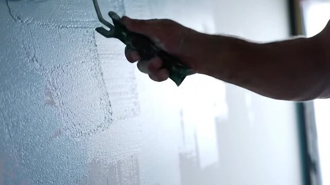 personne peignant un mur n'importe comment
