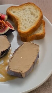 tranches de p&acirc;t&eacute; de foie dans une assiette