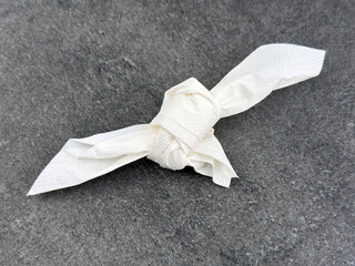 Knoten im Papiertaschentuch