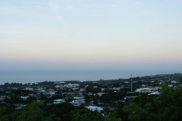 城山 中腹展望台から見晴らす伊江島と沈む満月