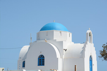 Ant&iacute;paros est une petite &icirc;le des Cyclades situ&eacute;e &agrave; l'ouest de Paros dont elle est s&eacute;par&eacute;e par un chenal large de 500 m&egrave;tres &agrave; 1 000 m&egrave;tres