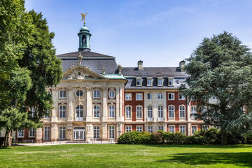 Blick vom Schlossgarten auf das Schloss Münster im Juni 2025