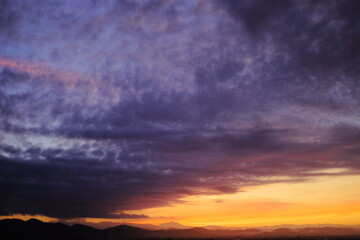 岐阜県池田町の朝焼けと黒い雲