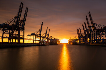 Obraz premium The gigantic container port in Hamburg during a beautiful sunset.