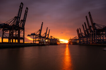 Obraz premium The gigantic container port in Hamburg during a beautiful sunset.