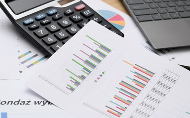 Obraz premium Calculator and charts on the desk