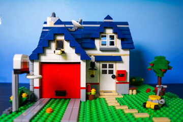 Naklejka premium Detailed LEGO Brick Construction of a Suburban Home with Landscaped Yard Displaying Architectural Creativity