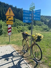 Muszyna drogowskazy z rowerem lato © Maciej G. Szling