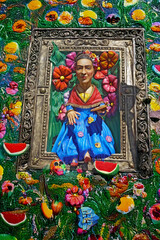 Fototapeta premium Esplosione di Colori e Simboli