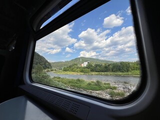 Widok z okna pociągu Piwniczna Małopolska  © Maciej G. Szling