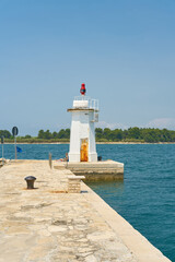 Leuchtturm auf der Mole der kroatischen Hafenstadt Novigrad an Küste der Adria