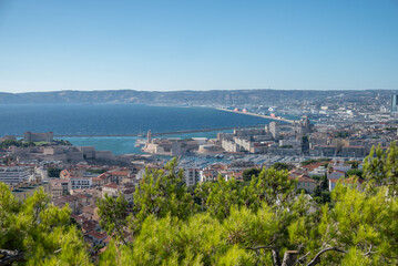 Obraz premium Une vue d'ensemble sur la ville de Marseille en France en fin de journée