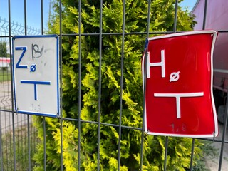 Ogrodzenie z tablicami informacyjnym  © Maciej G. Szling