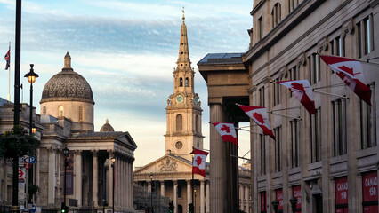 scorcio della via Pall Mall E di Londra con la cupola della National Gallery, il campanile della Chiesa di Saint Martin-in-the-Fields e la sede dell' High Commission of Canada in the United Kingdom